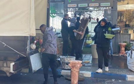 الشيخ جراح : شرطة الاحتلال تطرد عائلة الصالحي من منزلها 